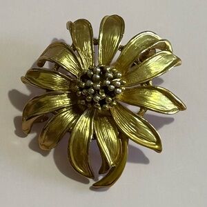 Elegant Gold Flower Brooch